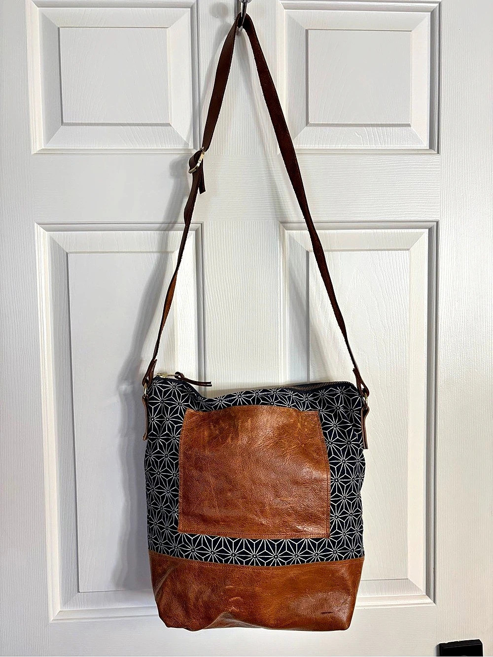GRÄCE Brooklyn Carry-All Bag (Indigo Geometric Model)